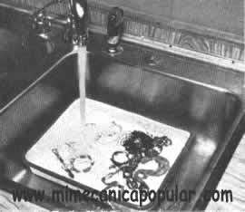 3. El enjuague elimina el ácido de las piezas. Ponga éstas en una jofaina, poco profunda, llena de agua fría, bajo un grifo abierto en el fregadero de la cocina