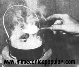 5. Antes de la inmersión, quite el óxido que floja en la superficie del cinc y riegue un poco de sal amoníaco sobre el metal derretido, la que sirve de fundente
