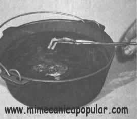 7. Sumerja la pieza en agua fría, después de extraerla del baño de cinc. Si desea usted una capa más gruesa, seque la pieza por completo y repita el baño de metal