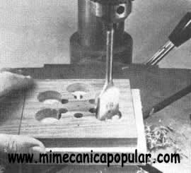 Se perforar los agujeros de 3/8" en los puntos A primero, después los agujeros de una y un octavo pulgada en el punto B, Véase el grabado