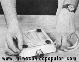 5. El fondo de la caja al vacío es de madera terciada. Sus piezas deben ajustar perfectamente para evitar fugas del aire