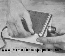 6. Una tira de caucho adhesivo forma una selladora hermética entre la caja y el soporte, cuando éste se coloca en su sitio