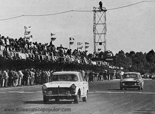 El volante Alberto Gómez conduciendo el Peugeot ganador de la carrera "24 Horas Shell"