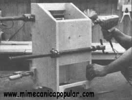 Arme en seco los componentes, compruebe si todo está a escuadra. Perfore los agujeros de guía y los de paso de los tornillos. Abocarde los agujeros para los tornillos y tapones de madera