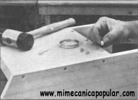 Encole tapones de madera de 0.95 cm de diámetro dentro de los agujeros de los tornillos y líjelos hasta dejarlos al ras. Los tapones son de color más obscuro a fin de crear un contraste