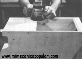 Corte un rebajo de 0.78 cm de profundidad x 0.95 cm de ancho alrededor de la abertura en el dorso para los listones y la malla de alambre. Escuadre las esquinas con un escoplo afilado