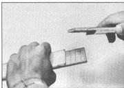 Una las piezas del cuerpo, como le mostramos en la foto de arrica, con unas juntas de medio traslapo y cola. Asegúrese bien de cortar las piezas del cuerpo para que tengan un perfecto ajuste, antes de aplicar la cola. Debe usted alternar los cortes