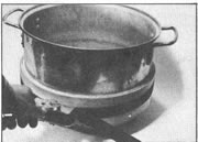 Después de aplicar la cola a los lados superiores las piezas del cuerpo, envuelva la unidad del cuperpo alrededor de un molde circular, como una olla con diámetro exteior de 10" (30.48 cm). Asegúrela con una soga o una abrazadera de lona