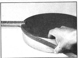 Una moldura de vinilo ya acabada para cubrir la junta entre el cuerpo y el cabezal. El vinilo se dobla con facilidad. Use cemento de contacto y un clavo pequeño en cada extremo de la moldura
