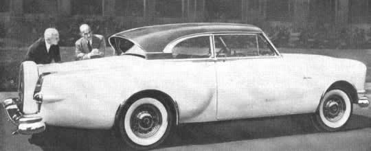 La ventanilla trasera del Packard Balboa se abre bajo la visera y se conserva transparente aunque llueva