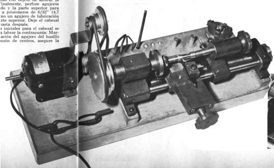 El torno ha sido concebido para usarse con accesorios de norma de bajo costo. El husillo, por ejemplo, tiene un tamaño que permite usarlo con un mandril de taladro barato, así como mandriles universales e independientes. El torno original funciona con el motor de una máquina de coser que suministra la torsión suficiente para cortar acero de herramienta. Son embargo, puede usarse cualquier motor de 1/5 hp. El soporte de la polea loca es un brazo en L, de acero plano