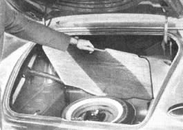 El baúl es muy espacioso porque el neumático va en una cavidad del piso. Nótese el tubo de admisión horizontal, izq.: centro.