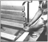 11. Pinte el bastidor de metal y las cabezas de los pernos antes de proceder al armado final. Asegure bien las patas a la base y luego inserte las tablillas. Por fin, proceda a asegurar los brazos
