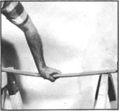 9. Use una tira de madera terciada y dos caballetes, con el propósito de formar la curva de radio más grande para las dos patas traseras del banco