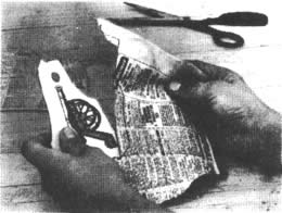 Comience escogiendo uno ilustraci&oacute;n de uno revista o peri&oacute;dico paro adornar su placa. Para darle bordes irregulares a la ilustraci&oacute;n, rompa el papel; pero si desea bordes lisos, c&oacute;rtela con unas tijeras o una navajita