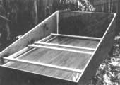 Haga una caja de madera terciada para el alambique. Use cola de resorcinol en las juntas. Corte una muesca en V según la inclinación del techo