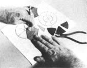 Si usted puede ver a trav&eacute;s del vidrio, col&oacute;quelo sobre el dise&ntilde;o y corte dentro de las l&iacute;neas de tinta con un cortador de vidrio aceitado y afilado. Si el vidrio es muy oscuro, corte el dise&ntilde;o en papel para cada pieza y col&oacute;quelo encima del vidrio de manera que sirva de gu&iacute;a para corte