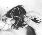 Luego de cortarlo separe el vidrio inmediatamente con las manos. Use unas pinzas para separar las piezas peque&ntilde;as. Frote los bordes de las piezas de vidrio unos con otros para que se vuelvan romos y evitar el peligro de bordes afilados